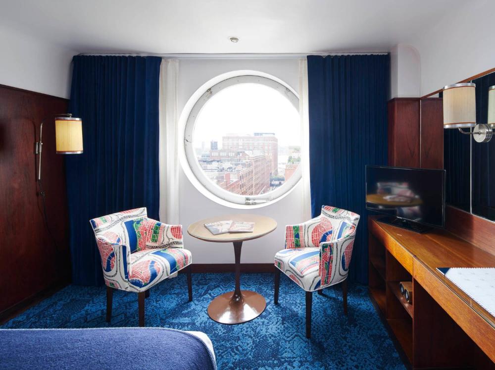 Superior Queen Room interior